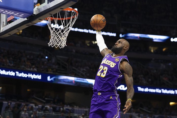 半岛体育-詹姆斯因左脚伤缺战雷霆，湖人四天三赛调整负荷|勒布朗|俄克拉荷马雷霆队|达拉斯独行侠队|洛杉矶湖人队|斯特林-布朗_新浪体育_新浪新闻