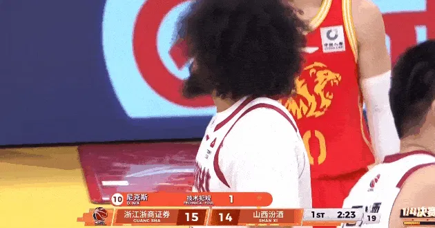 半岛APP下载-尼克斯不停抱怨裁判被吹技犯，随后闫军耐心和其解释吹罚